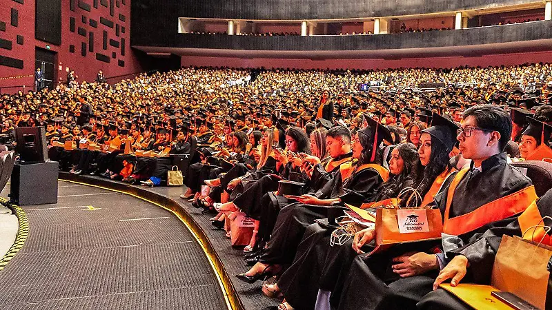La Universidad IEU no solo celebra un logro académico, celebra la capacidad de sus egresados para conciliar trabajo D.